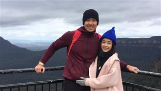 小嫻甩婚變陰霾　直播放送渾圓美乳