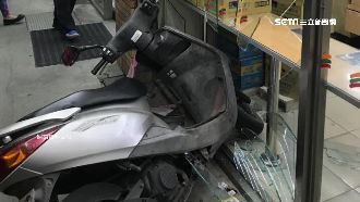 停車沒熄火　婦誤催油門機車撞進超商