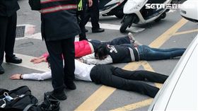 新北市蘆洲區一名44歲廖姓計程車司機，11日找了2名傳播妹到家中陪唱歌喝酒，雖然費用均已支付，但事後卻被2名傳播妹指控，因為超時須補給4000元。隔天雙方相約談判到板橋補給超時費用，傳播妹卻私下找來黑道背景友人想藉機敲竹槓，但廖男不給，當場被強擄到三重毆打，甚至還要廖男學狗爬下車，最後搶走廖男6000元後丟包，事後還刻意回到案發現場，結果被早已接獲報案的警方鎖定，在板橋被攔截制伏逮捕。