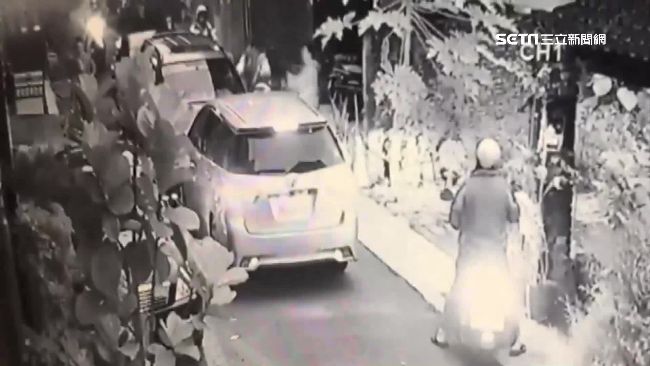 毒販倒車衝撞頑抗　警包夾破窗逮人