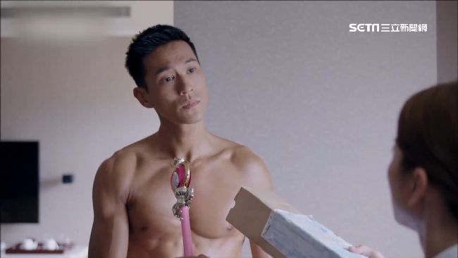 鍾承翰秀巧克力腹肌　《已讀》收視飆