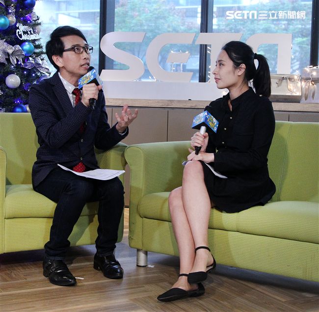 三立主播群主播徐紹芸上「安安大明星」直播。（記者邱榮吉/攝影）