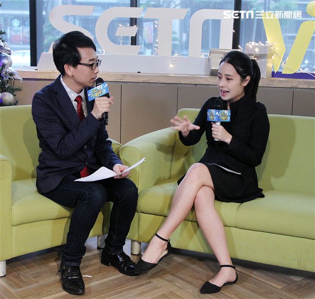 三立主播群主播徐紹芸上「安安大明星」直播。（記者邱榮吉/攝影）