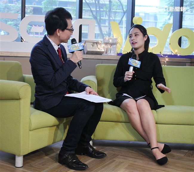 三立主播群主播徐紹芸上「安安大明星」直播。（記者邱榮吉/攝影）