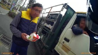 狂吃漢堡拒酒測！貨車駕駛醉駕還想跑