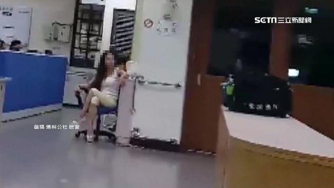 女駕駛橫衝直撞　胡言亂語自稱FBI