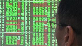 台股急殺百點類股慘綠（2）台北股市25日早盤急殺百點，跌破10350關卡，類股全倒一片慘綠。中央社記者董俊志攝　106年9月25日