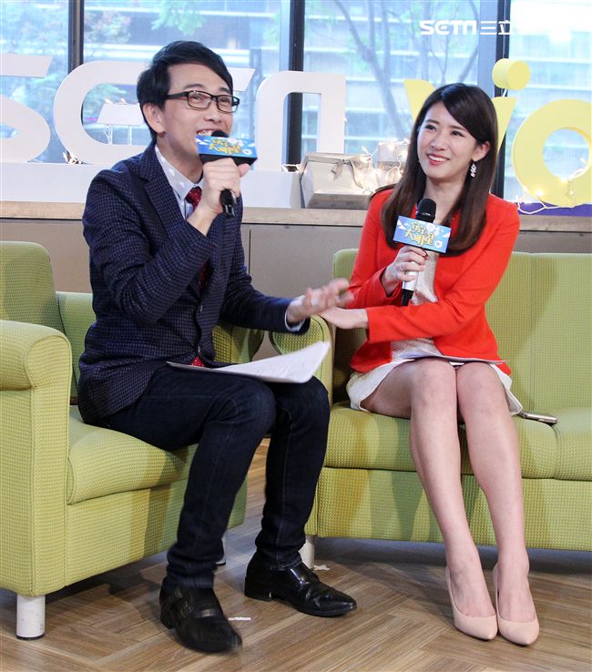 三立主播群趙岱新主播上「安安大明星」直播。（記者邱榮吉/攝影）