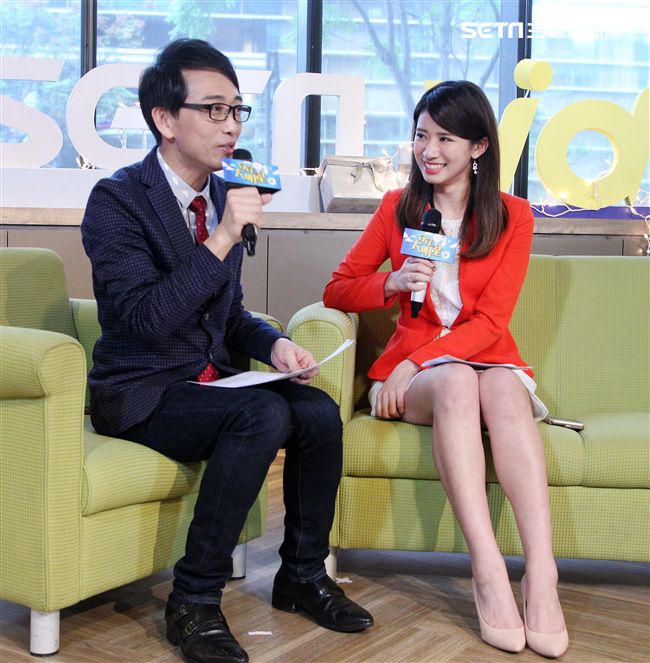 三立主播群趙岱新主播上「安安大明星」直播。（記者邱榮吉/攝影）