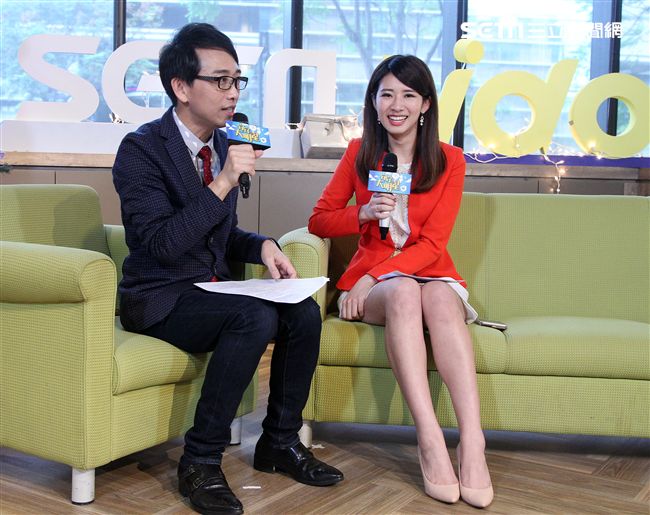 三立主播群趙岱新主播上「安安大明星」直播。（記者邱榮吉/攝影）