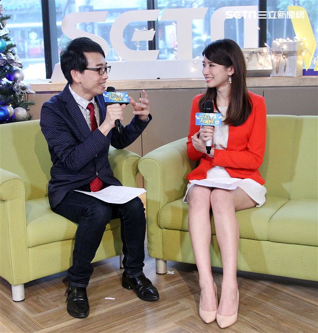 三立主播群趙岱新主播上「安安大明星」直播。（記者邱榮吉/攝影）