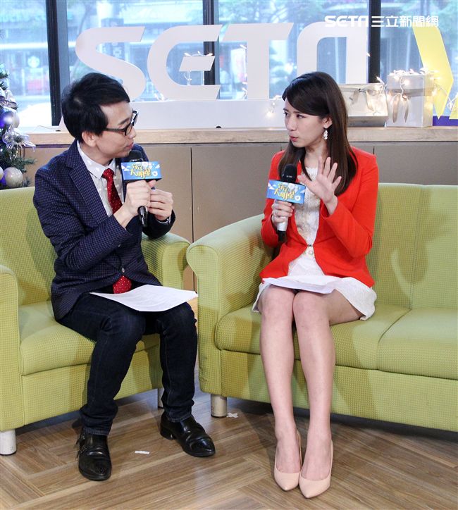 三立主播群趙岱新主播上「安安大明星」直播。（記者邱榮吉/攝影）