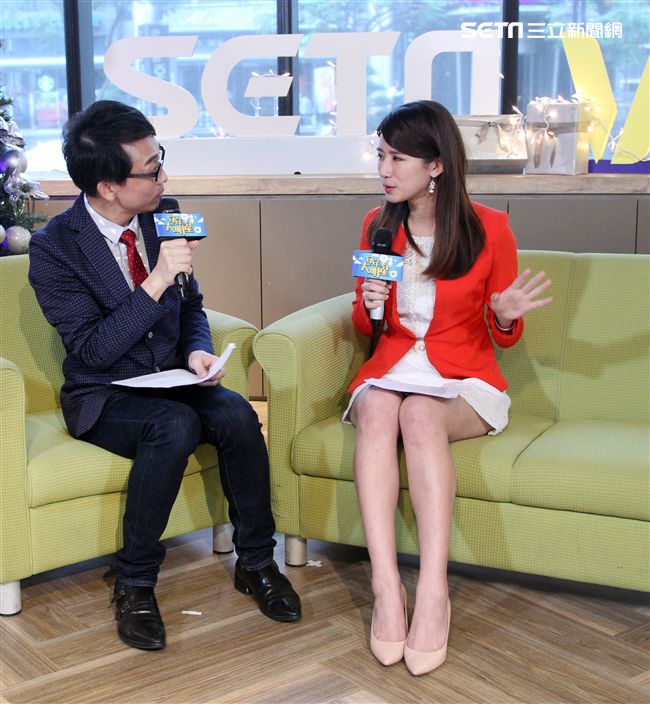 三立主播群趙岱新主播上「安安大明星」直播。（記者邱榮吉/攝影）