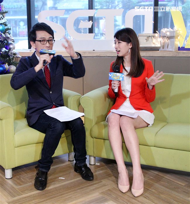 三立主播群趙岱新主播上「安安大明星」直播。（記者邱榮吉/攝影）