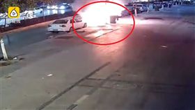 大陸河南新鄉衛輝市有一輛改裝貨車突然爆炸起火，車主見大火將吞噬車身，立刻衝進車內，不顧自己頭頂著火也要救出母親，所幸最後2人成功逃出，也沒有有人員傷亡。（圖／翻攝自梨視頻）