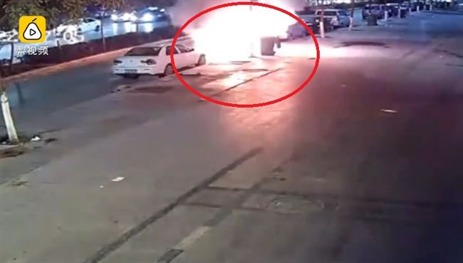改裝車爆炸　孝子頭著火衝車內救母