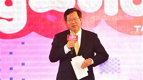 桃園三金頒獎　鄭文燦出席致詞桃園市政府今年整合金牌好店、金牌好禮、金牌好棧商品，打造「桃園三金」品牌，13日在南方莊園里昂廳舉行桃頒獎典禮，市長鄭文燦出席致詞。中央社記者吳睿騏桃園攝　106年12月13日