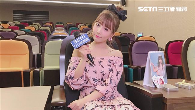 三上悠亞賣萌　示範真人LINE表情