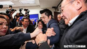 立法院衛環委員會聯席審查勞基法修正案、國民黨立委蔣萬安遭到排除 圖／記者林敬旻攝