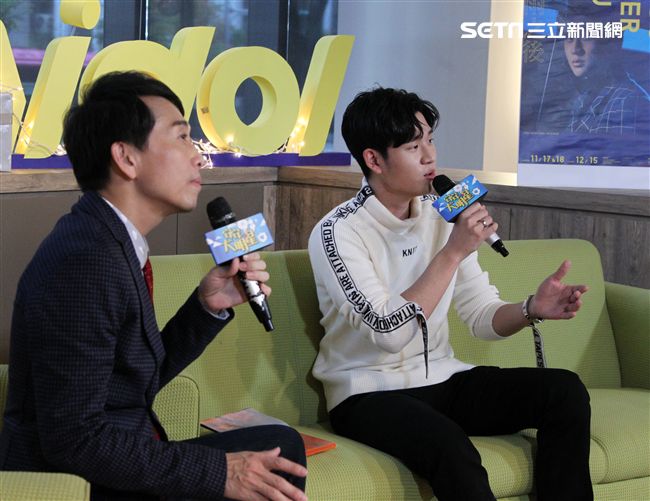周興哲上「安安大明星」直播宣傳專輯。（記者邱榮吉/攝影）