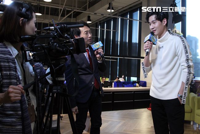 周興哲上「安安大明星」直播宣傳專輯。（記者邱榮吉/攝影）