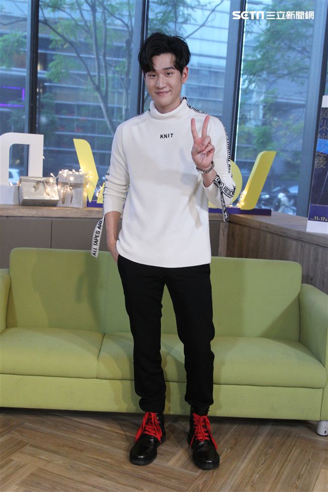 周興哲上「安安大明星」直播宣傳專輯。（記者邱榮吉/攝影）