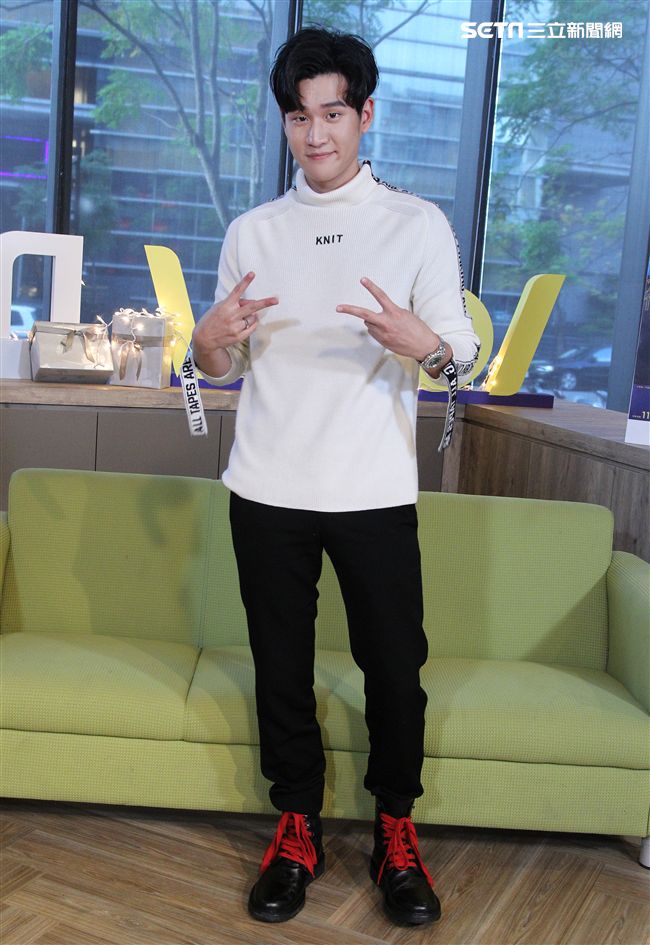 周興哲上「安安大明星」直播宣傳專輯。（記者邱榮吉/攝影）