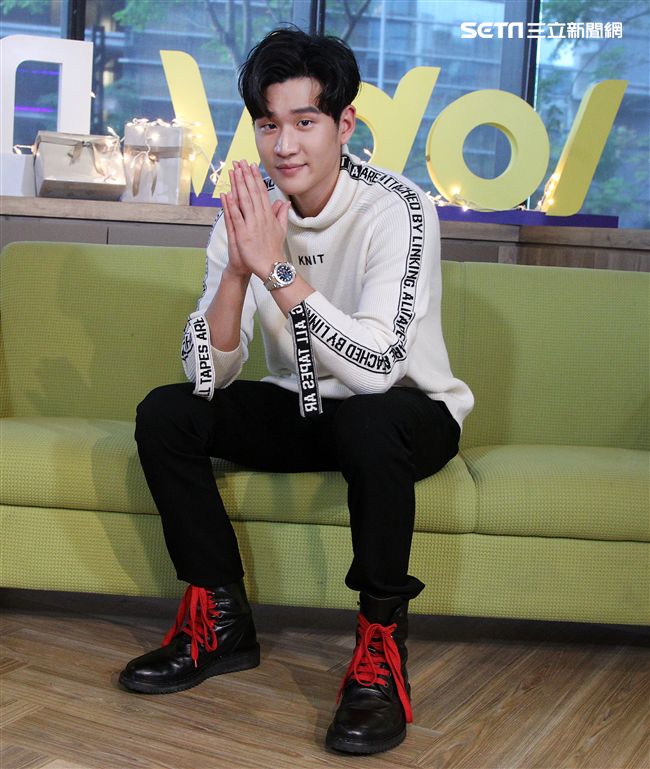 周興哲上「安安大明星」直播宣傳專輯。（記者邱榮吉/攝影）