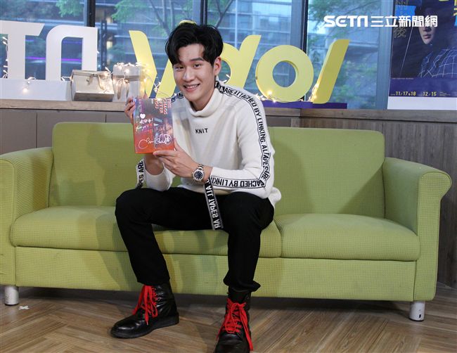 周興哲上「安安大明星」直播宣傳專輯。（記者邱榮吉/攝影）