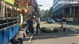 新北市中和區廣福路上昨天早上發生一起機車車禍，雖2人僅受輕傷，其中一名傷勢較嚴重的25歲黃姓男子還一度在地面上躺了近2分鐘，清醒後由路人攙扶在路旁休息。在等候員警到現場處理的同時，黃男不滿對向車道的張男硬切還他摔車受傷，當眾咆哮怒罵三字經，還持安全帽不斷毆打張男，導致張男頭部受創，鮮血直流，最後救護車抵達後將張男送醫。