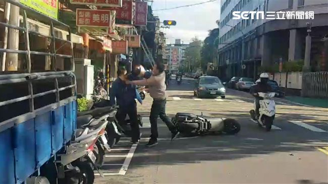 不滿遭硬切害犁田！男街頭上演全武行