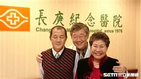 林口長庚放射醫療科主任張東杰和接受筆尖式質子治療的咽喉癌、鼻咽癌患者合影。（圖／林口長庚提供）