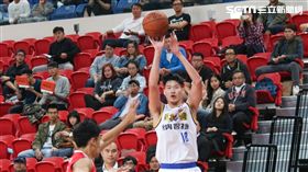  ▲裕隆吳怡斌（右）繳出21分8籃板2助攻。（圖／記者蔡宜瑾攝影）