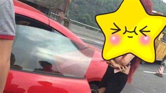 男遭法拉利追撞　看到爆乳妹瞬間氣消