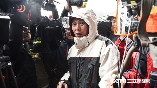 罷昌案今登場！黃國昌步行現身投票