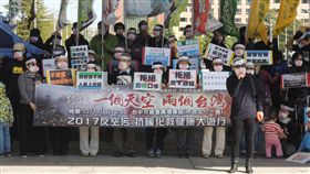 反空污遊行17日將登場反空污遊行將於17日在台中與高雄登場，中部地區的公民團體11日在台中市政府廣場展開遊行前第6場訴求行動，號召民眾上街頭爭取呼吸權，為空氣而戰。中央社記者郝雪卿攝  106年12月11日