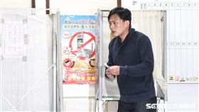 時代力量立委黃國昌罷免案投票，黃國昌出席投票。 圖／記者林敬旻攝