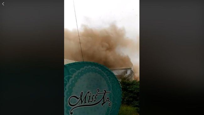 雲林中華影城旁店家起火　濃煙竄天際