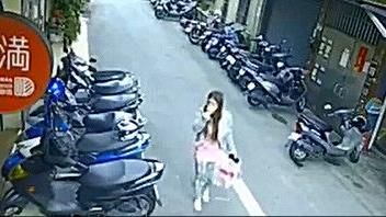 神祕女子莫名推倒機車　民眾憤怒報警