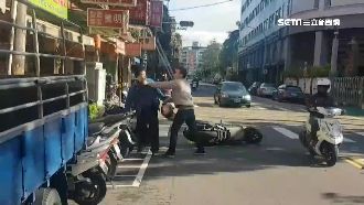 騎車被硬切　男拿安全帽把對方K破頭