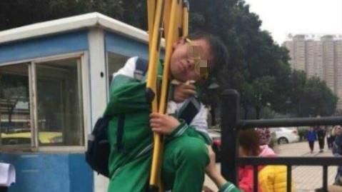 童鑽柵欄遭夾起升空　網：心疼又好笑