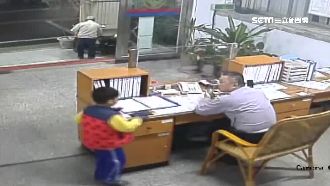 男童拾金不昧　撿到16萬現金送警局