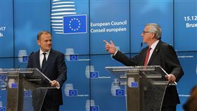 歐盟宣布同意脫歐談判進入第2階段歐洲理事會主席圖斯克（左）當地時間15日，與歐盟執委會主席榮科共同召開記者會，說明歐盟成員國領袖已同意和英國展開第2階段脫歐談判。中央社記者唐佩君布魯塞爾攝　106年12月16日