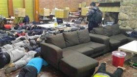 2016年年底，121名台籍嫌犯利用電話詐騙，騙走中國境內人士超過1200萬歐元（約新台幣4.22億元），日前西班牙法院判決指出，因國際法越來越接受「一個中國」原則，最後決定將台灣籍詐騙犯引渡到中國受審。（圖／翻攝自微博）