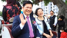 林佳龍將與妻參加空污大遊行　台中與高雄兩地17日將舉行反空污大遊行，台中市政府16日發布新聞稿表示，市長林佳龍（前左起）將與夫人廖婉如一同參加。（台中市政府提供）中央社記者蘇木春傳真　106年12月16日