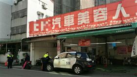 台中一家汽車美容店業者抱怨，警察為了執行勤務，長達3至4年都將警車停在他店門口，一停就要1個小時，讓業者認為警察「擾民」，還直呼「你們要執行勤務，我要養家糊口啊」！（圖／翻攝自上將汽車美容（興安店）臉書粉絲團）