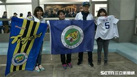 ▲虎迷興奮地展示收穫滿滿的簽名。（圖／記者林辰彥攝影）