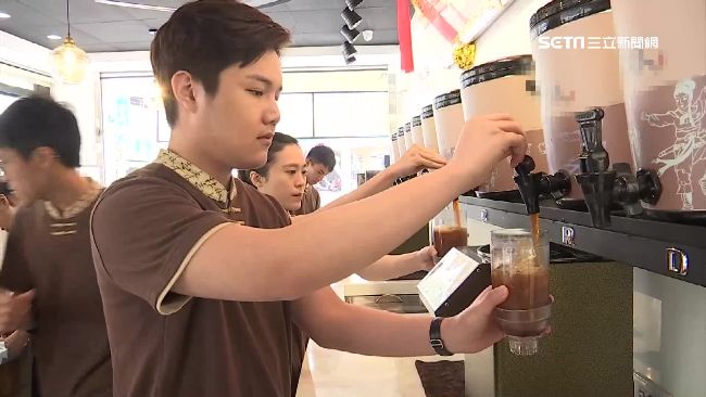 麥克風少年轉戰茶飲　店月收衝兩百萬