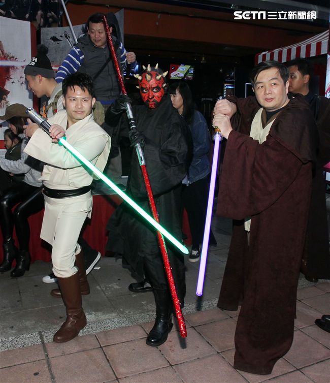 超過200多位星戰迷西門町大規模遊行，星際大戰人物 黑武士、尤達、路克·天行者、基羅·雷恩、歐比王·肯諾比大集合，正邪大對決包場星際大戰:最後的絕地。（記者邱榮吉/攝影）
