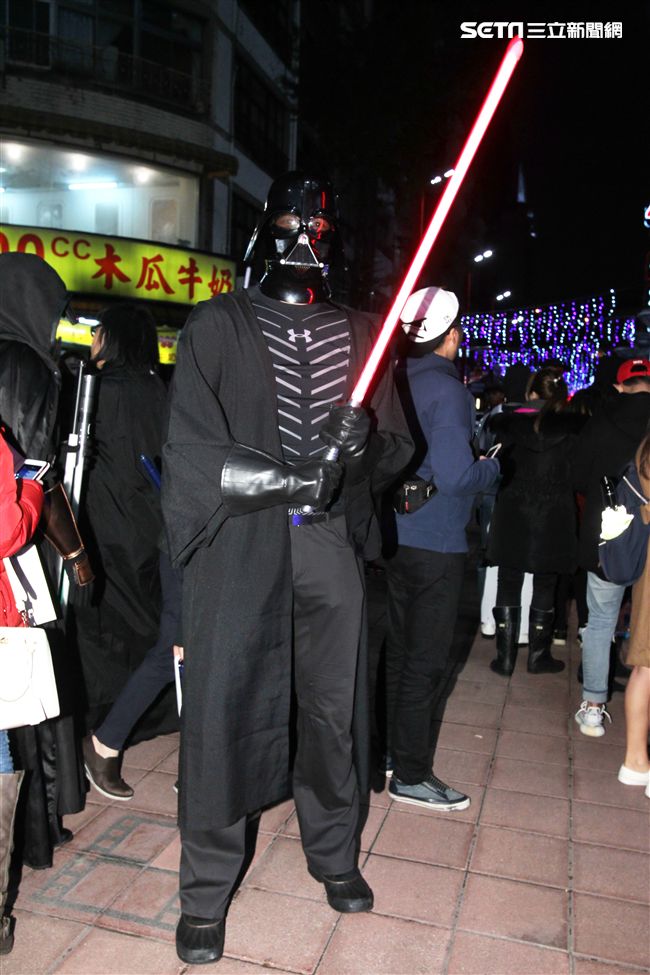 超過200多位星戰迷西門町大規模遊行，星際大戰人物 黑武士、尤達、路克·天行者、基羅·雷恩、歐比王·肯諾比大集合，正邪大對決包場星際大戰:最後的絕地。（記者邱榮吉/攝影）